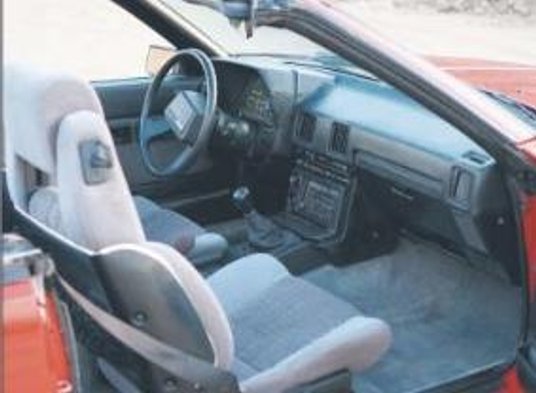 Kabriolet był oferowany w USA, więc dbano o dobre wyposażenie.