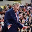 Donald Trump podczas wiecu w Kansas