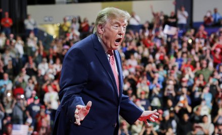 Donald Trump podczas wiecu w Kansas