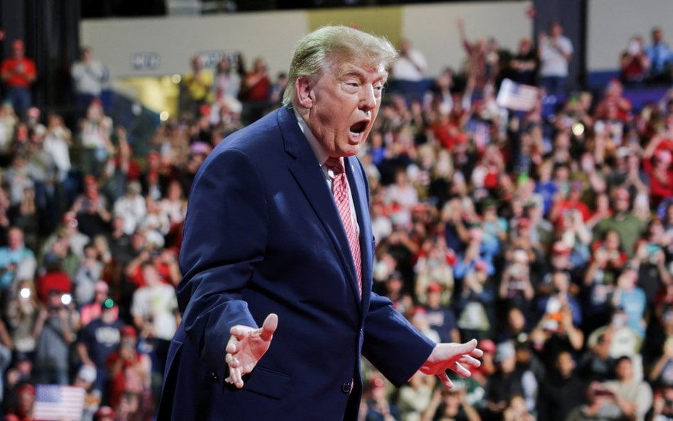 Donald Trump podczas wiecu w Kansas