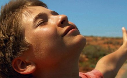 Dwunastoletniemu Louisowi ojcie zdradza, że zamierza popełnić samobójstwo. Chłopiec zaczyna go pilno