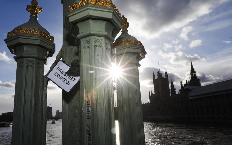 Brexit puka, Londyn sprawdza majątki bogaczy