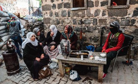 Kurdowie za barykadą, 18 listopada 2015, okolice Diyarbakir