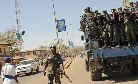 Policyjny patrol na ulicach nigeryjskiego miasta Jos