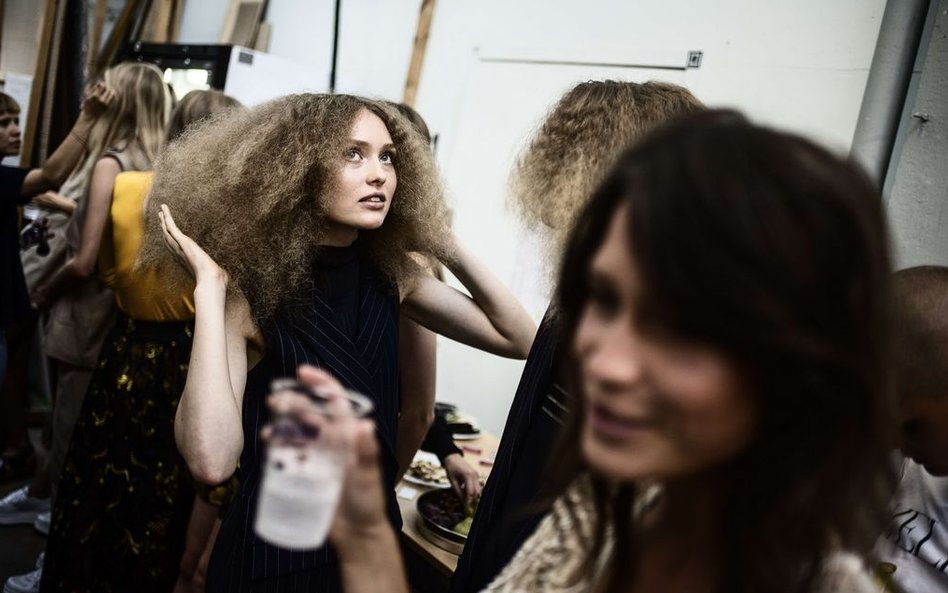 6 sierpnia, Dania. Modelki za kulisami podczas kopenhaskiego tygodnia mody.