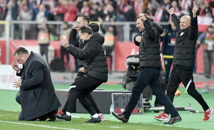 Radość sztabu polskiej reprezentacji po zwycięstwie nad Szwecją. Klęczy Czesław Michniewicz.