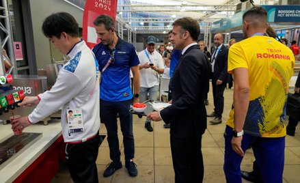 Prezydent Francji Emmanuel Macron podczas wizyty w wiosce olimpijskiej.