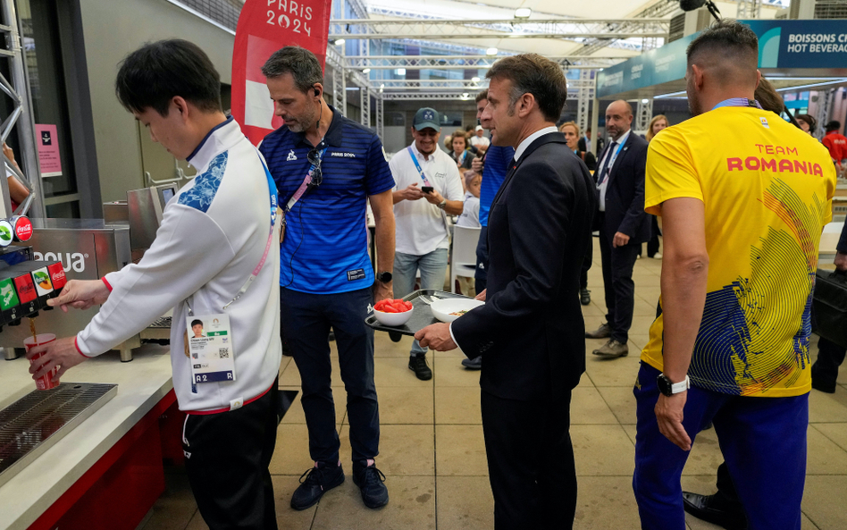 Prezydent Francji Emmanuel Macron podczas wizyty w wiosce olimpijskiej.