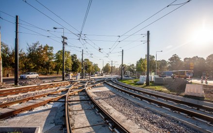 Na trasie zastosowano nowoczesną konstrukcję bezpodsypkową, która zapewnia większą trwałość i redukc