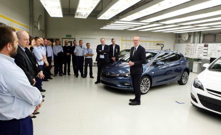 Szef Opla przywiózł do Gliwic nagrodę dla nowej Astry