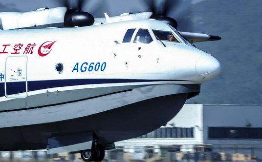 Maszyna napędzana jest czterema silnikami WJ-6 powstałymi na licencji radzieckiego AI-20