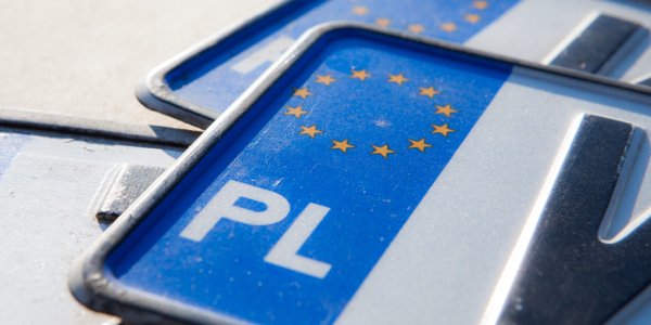 Od 10 czerwca zmiana dla kierowców. Mniejsze tablice rejestracyjne z nowym wzorem