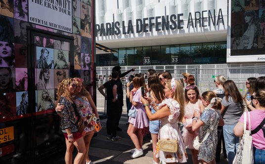 Fanki Taylor Swift przed koncertem w Paryżu