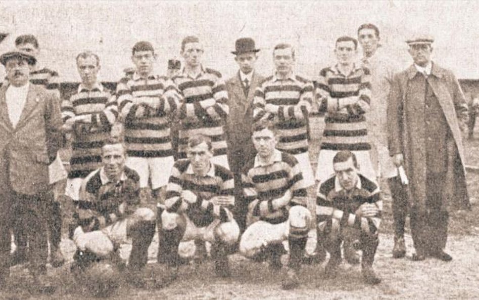 Zespół FC Aberdeen przed meczem z Wisłą Kraków, maj 1911 roku. Szkoci byli pierwszą zawodową drużyną