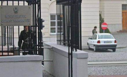 MON zwleka z odpowiedziami na pytania posłów