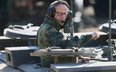 Kanclerz Niemiec Friedrich Merz podczas wizyty w bazie Bundeswehry w Monachium. Zdjęcie z 30 kwietni