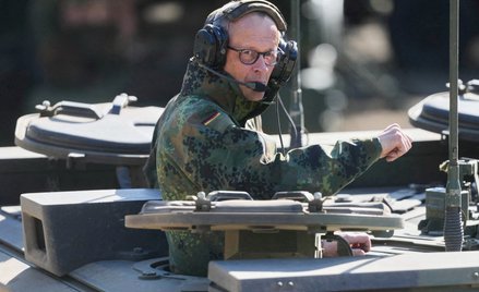 Kanclerz Niemiec Friedrich Merz podczas wizyty w bazie Bundeswehry w Monachium. Zdjęcie z 30 kwietni