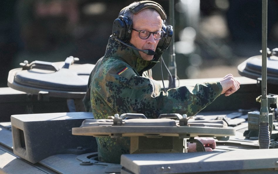 Kanclerz Niemiec Friedrich Merz podczas wizyty w bazie Bundeswehry w Monachium. Zdjęcie z 30 kwietni