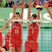 Łukasz Żygadło, Piotr Nowakowski i Bartosz Kurek blokują atak Sequiela Sancheza