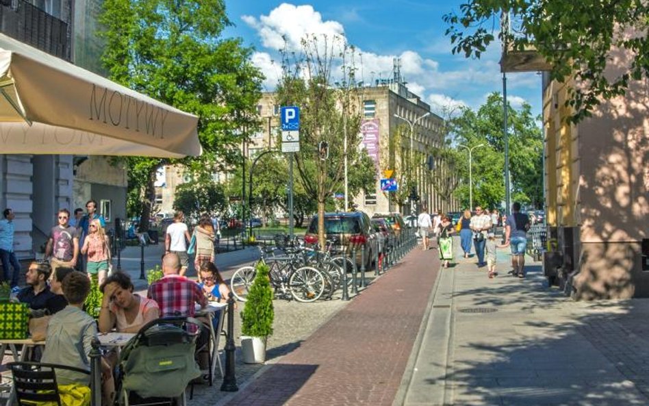 Po przebudowie na ulicy robi się tłoczno. Sąsiedzi gawędzą, klienci okupują stoliki ogródków gastron