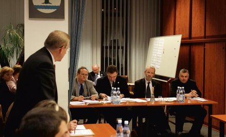 Uprawnienie do opiniowania nie jest przyznane dowolnej organizacji związkowej, lecz tylko tej, które