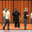 Goryla nie zauważa połowa badanych. Kadr z filmu dr. Simonsa