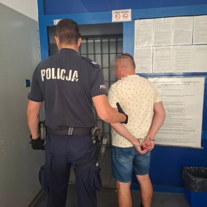 Policjanci złapali mężczyznę, który prowadził samochód mimo sześciu orzeczonych zakazów