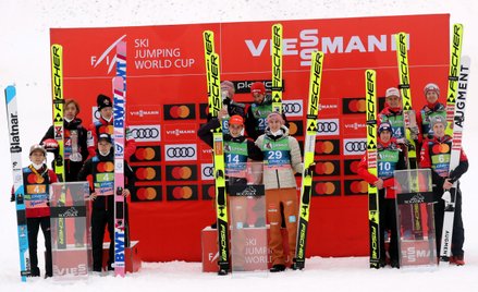 Podium ostatniego konkursu drużynowego zawodów Pucharu Świata w skokach narciarskich