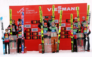Podium ostatniego konkursu drużynowego zawodów Pucharu Świata w skokach narciarskich