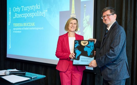 - Równie dobrze czuje się wśród ludzi, jak i wśród tabel, wykresów i szeregów liczb, obrazujących zm