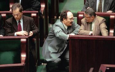 Sejm, 1999 r. Jacek Rybicki (z lewej) z Pawłem Łączkowskim. Kilka słów w cztery oczy.