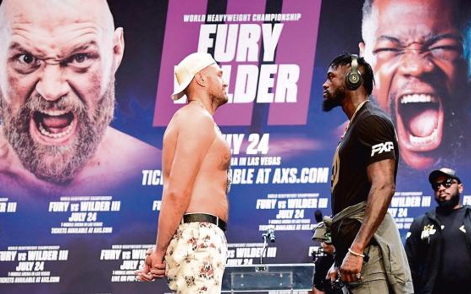 Tyson Fury (z lewej) i Deontay Wilder w Las Vegas