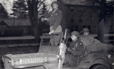 Generał porucznik George Patton z generałem majorem Walterem Robertsonem podczas przeglądu wojsk ame