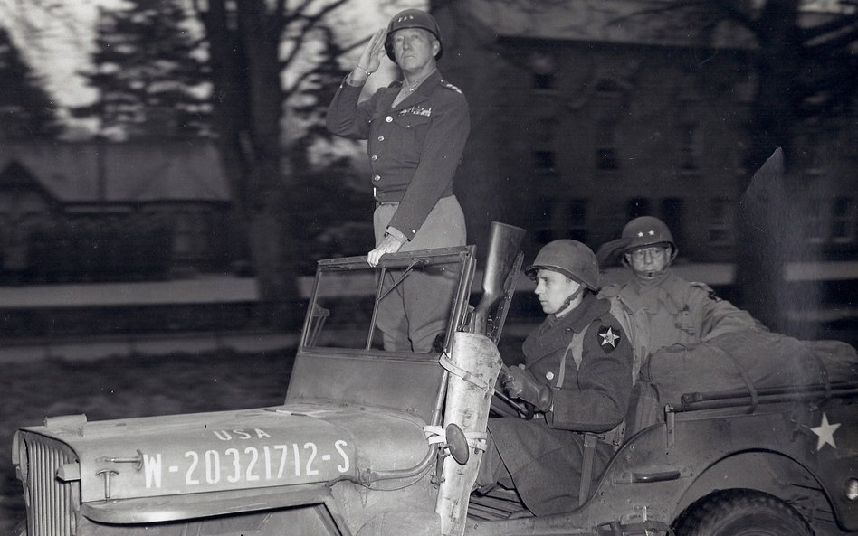 Generał porucznik George Patton z generałem majorem Walterem Robertsonem podczas przeglądu wojsk ame