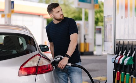 Średnia cena LPG na polskich stacjach paliw wynosi obecnie 2,59 zł za litr. To mniej niż rok temu, k