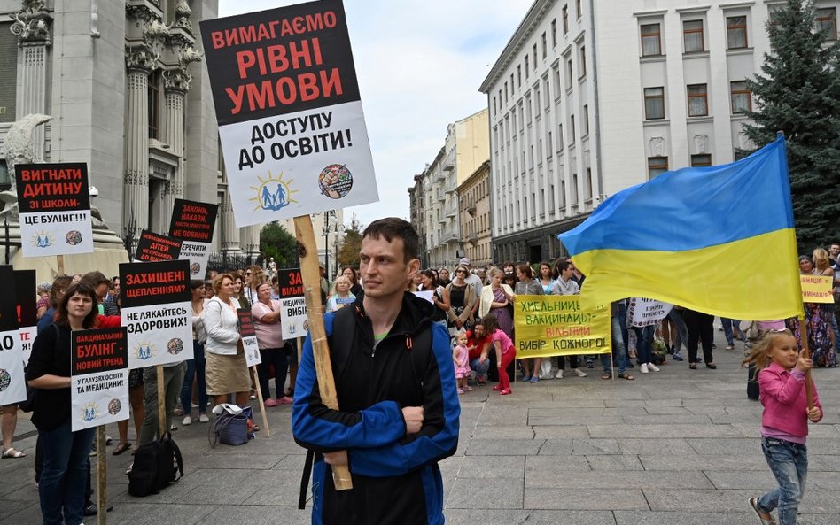 Antyszczepionkowcy protestują: Szczepionki powodują raka