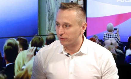 Brejza: Komuna nie dzieliła rodzin tak, jak PiS