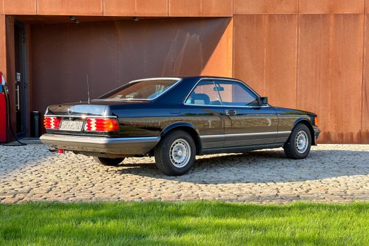 Mercedes 500 SEC z 1983 r. wyceniony został na 22 tys. euro, czyli ponad 100 tys. zł. Dwudrzwiowa we