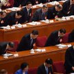 Xi Jinping (w środku) i premier Li Keqiang (z prawej, w tym samym rzędzie)
