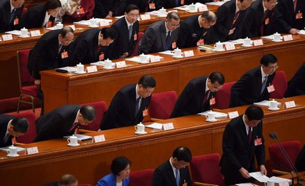 Xi Jinping (w środku) i premier Li Keqiang (z prawej, w tym samym rzędzie)