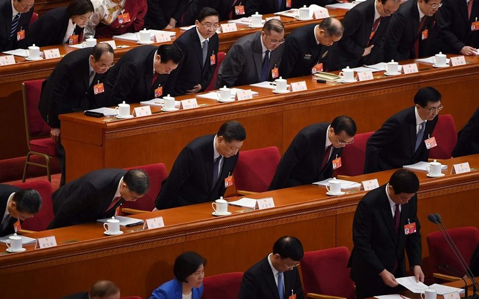 Xi Jinping (w środku) i premier Li Keqiang (z prawej, w tym samym rzędzie)