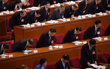 Xi Jinping (w środku) i premier Li Keqiang (z prawej, w tym samym rzędzie)