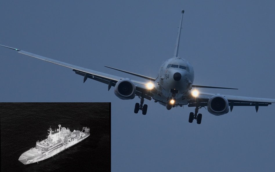 Brytyjski samolot Poseidon P-8 i obraz rosyjskiego okrętu szpiegowskiego „Jantar”, wyświetlany na ek