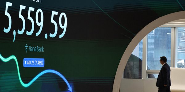 Gwałtowna wyprzedaż na giełdach. Azja nurkuje. Firmom AI szkodzi inflacja