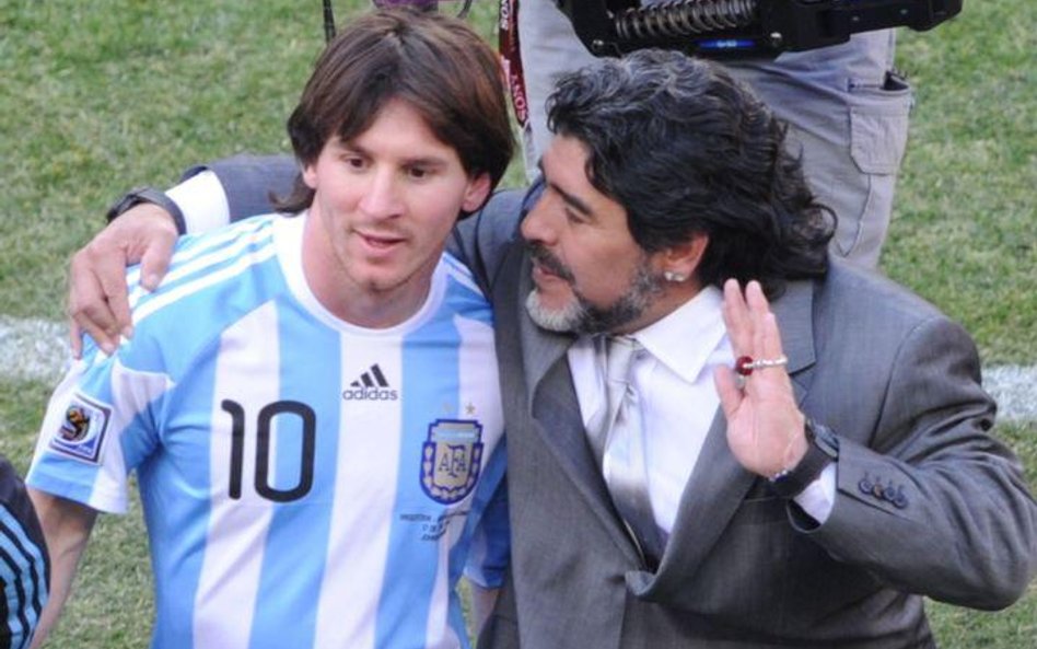 Leo Messi z trenerem Diego Maradoną po meczu z Koreą