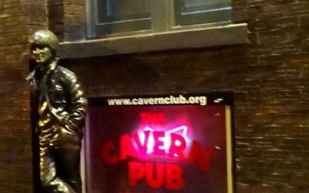 Figura Johna Lennona naprzeciw Cavern Club