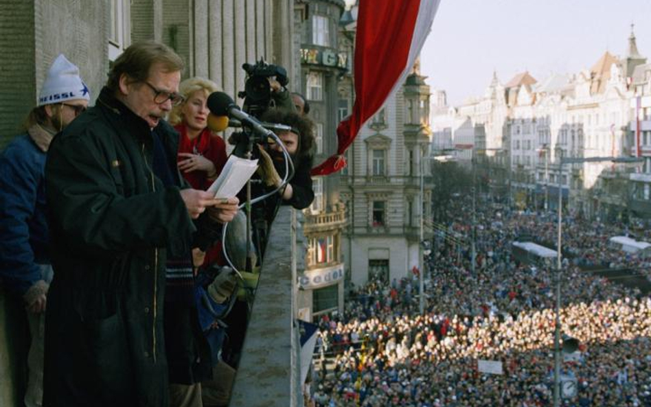 Po aksamitnej rewolucji w grudniu 1989 roku Vaclav Havel został wybrany na prezydenta demokratycznej