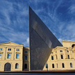 Nowy gmach dobudowano do kompleksu starego muzeum wojskowości (fot. Matthias Rietschel)