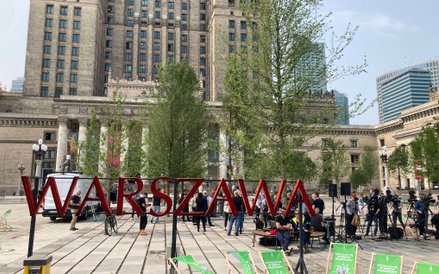 Przed gmachem PKiN wreszcie pojawiła się zieleń