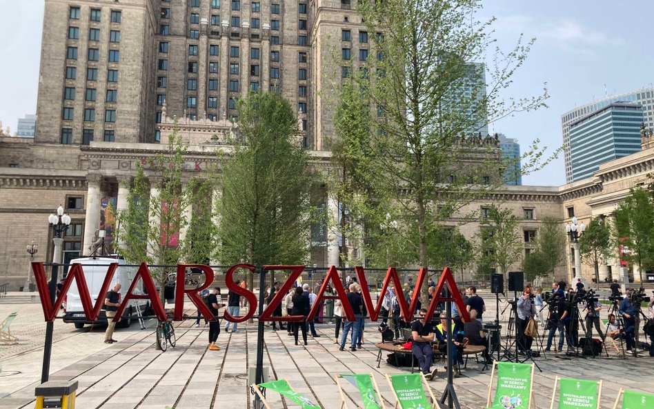 Przed gmachem PKiN wreszcie pojawiła się zieleń